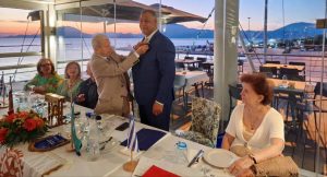 Ο απερχόμενος πρόεδρος Χρήστος Ασημακόπουλος παραδίδει το σήμα του προέδρου στον νέο πρόεδρο 2026-2027 Ιωσήφ Ελέουα