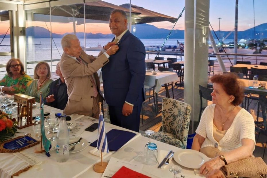 Ο απερχόμενος πρόεδρος Χρήστος Ασημακόπουλος παραδίδει το σήμα του προέδρου στον νέο πρόεδρο 2026-2027 Ιωσήφ Ελέουα